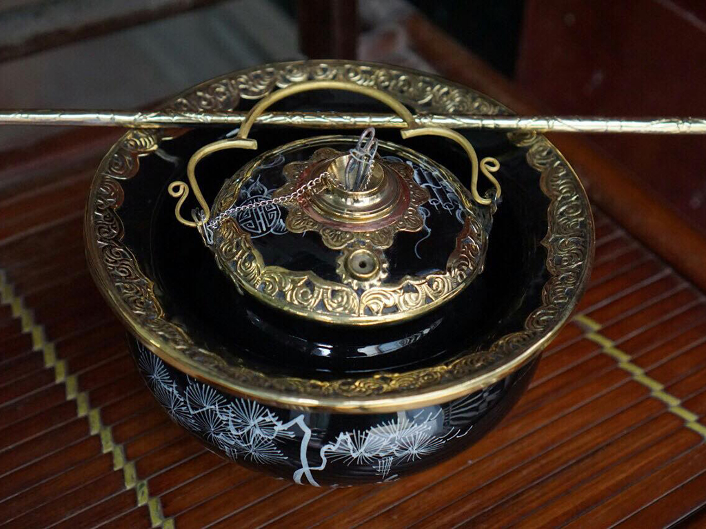 Điếu bát Bát Tràng men xanh đen bọc đồng hợp mệnh Mộc đẹp Điếu bát Bát Tràng men xanh đen bọc đồng hợp mệnh Mộc đẹp