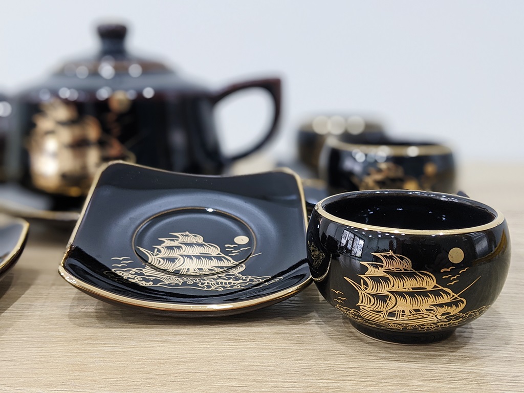 Bộ ấm trà Bát Tràng men đen bóng Thuận Buồm Xuôi Gió cao cấp sang trọng Bộ ấm trà Bát Tràng men đen bóng Thuận Buồm Xuôi Gió cao cấp sang trọng