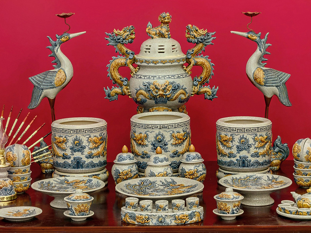 Bộ đồ thờ Bát Tràng Trường Xuân men rạn đắp nổi rồng sang trọng chuẩn Bộ đồ thờ Bát Tràng Trường Xuân men rạn đắp nổi rồng sang trọng chuẩn