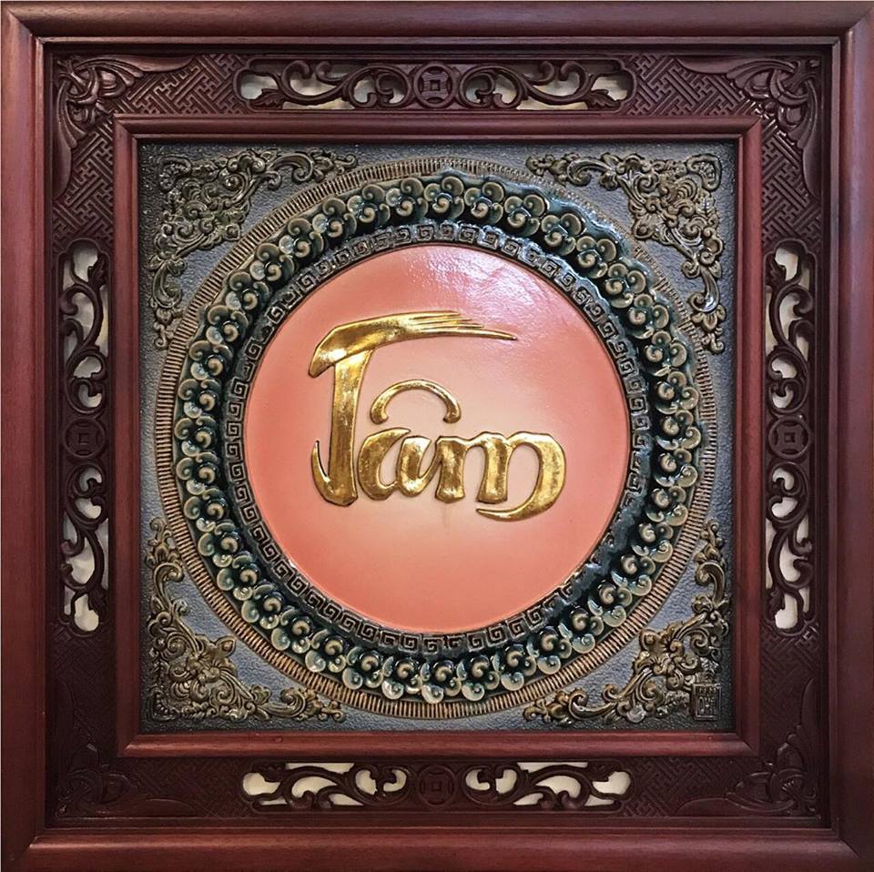 Tranh sứ chữ Tâm dát vàng khung gỗ gụ cao cấp sang trọng Tranh sứ chữ Tâm dát vàng khung gỗ gụ cao cấp sang trọng