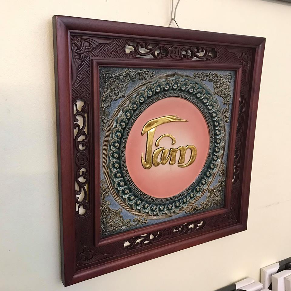 Tranh sứ chữ Tâm dát vàng khung gỗ gụ cao cấp sang trọng Tranh sứ chữ Tâm dát vàng khung gỗ gụ cao cấp sang trọng