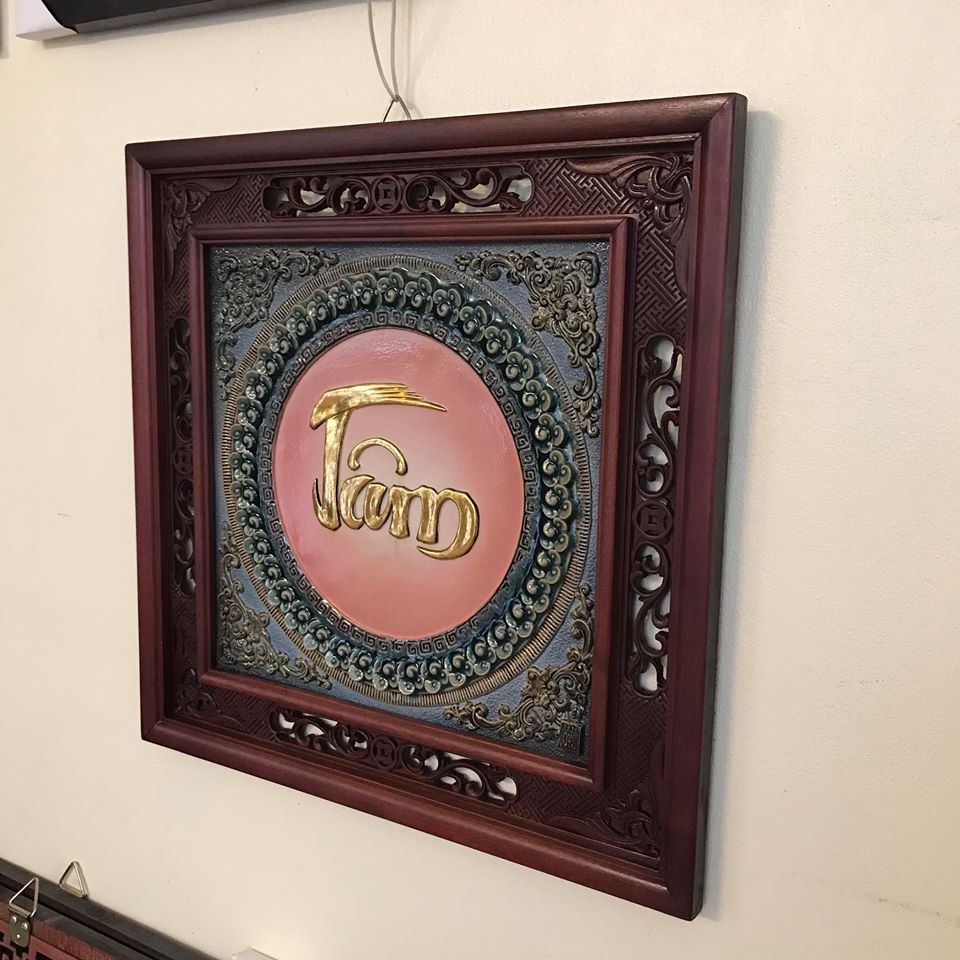 Tranh sứ chữ Tâm dát vàng khung gỗ gụ cao cấp sang trọng Tranh sứ chữ Tâm dát vàng khung gỗ gụ cao cấp sang trọng